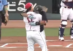 Abrazo entre jugador del Hiroshima y Orix