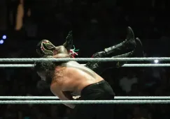 WWE en México: Roman Reings venció a Rey Misterio y retiene el Campeonato Universal Indiscutido