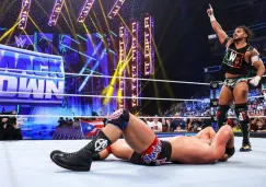 WWE: Santos Escobar pide a la Arena CDMX hacer el grito prohibido a Austin Theory