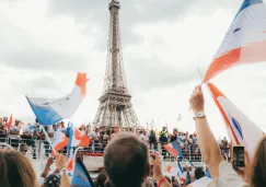 El pueblo francés en la Torre Eiffel a un año de los Juegos Olímpicos