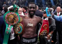 Terence Crawford con los cinturones 