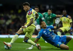 Brian Rodríguez se comió a Messi y se quedó cerca de firmar un golazo 