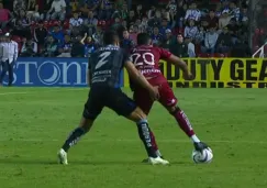 Omar Mendoza es expulsado por tocar indebidamente a Juan Zapata en el Querétaro vs Atlas