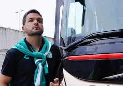 Larcamón llegando al estadio de León 