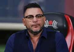 Antonio Mohamed hace seña a la banca del América, insinuando que pagaron al árbitro