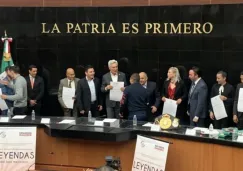 Los boxeadores en la ceremonia en el Senado