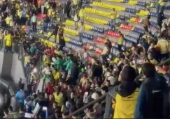 Aficionados de América y León protagonizaron pelea en el Azteca