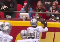 Esquinero de Raiders 'se burla' de pequeño aficionado de Chiefs tras hacer un pick six