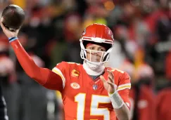 Mahomes rompe su casco tras duro choque frente a jugador de Dolphins 