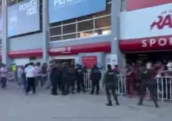 ¡Se armó la campal! Aficionados de Necaxa y Atlas terminaron en los golpes antes del inicio del partido