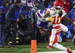 ¡Todo por el equipo! Aficionados de los Bills lanzan bolas de nieve tratando de evitar un pase