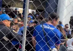 Violencia en el Estadio Ciudad de los Deportes: Policía golpea a aficionado de Cruz Azul