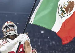 Fred Warner ondeando la bandera de México