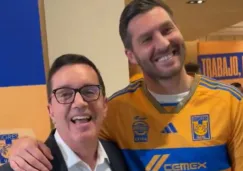 Gignac promete a Antonio Nelli su playera del gol 201 con Tigres