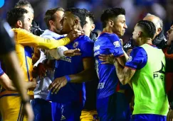 Cruz Azul y Tigres protagonizaron bronca al final del partido