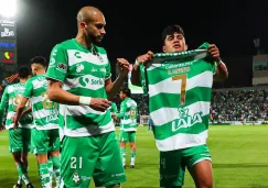 Los jugadores de Santos celebran con la playera de Preciado