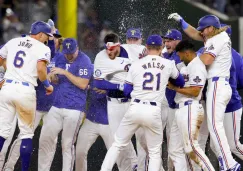 ¡Los campeones debutan con victoria! Rangers vencieron en extra innings a los Cubs