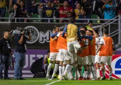 Los felinos celebran ante la mirada de los aficionados mazatlecos