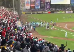 ¡Se armó la bronca! Las bancas se vaciaron en el juego entre Diablos Rojos y Pericos