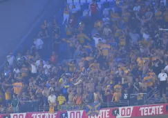 Piden identificar y vetar a seudoaficionado de Tigres que orinó en vaso y lo lanzó a fans de Rayados