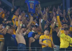 Aficionado de Tigres orina en vaso y lo arroja a seguidores de Rayados en Clásico Regio