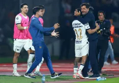 Gustavo Lema abraza a Leo Suárez tras el 2-1 de Pumas ante América