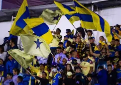 Aficionados del América llevan serenata al hotel de concentración en Puebla