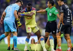 Jugadores del Pachuca le reclaman al central tras una falta