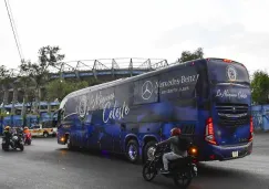 Cruz Azul recibe 'bienvenida hostil' en su llegada al Estadio Azteca