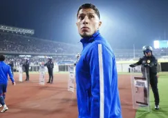 Carlos Salcedo manda su apoyo a Cruz Azul durante el partido ante Rayados