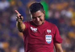 El cantante Guerrero en el Tigres vs América