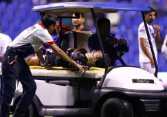 Víctor Ríos salió en ambulancio del juego ante Puebla 