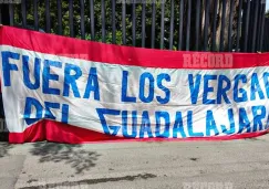 Afición de Chivas protesta con manta afuera de Verde Valle: “Fuera los Vergara del Guadalajara” 