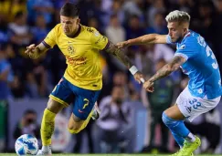 Brian Rodríguez disputa un balón con Gonzalo Piovi