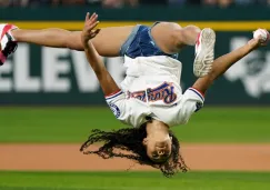 Hezly Rivera se luce con acrobacia en el primer lanzamiento del Rangers vs Yankees