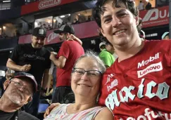 ¡El mejor apoyo! Los padres de Trevor Bauer asistieron a Monterrey para el Juego 3