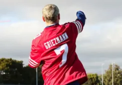 Griezmann vestido con los colores de los 49ers