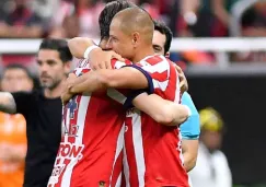 ‘Chicharito’ apoyó a la ‘Hormiga’ González tras su lesión ante Monterrey 