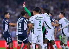 Rayados, en un partido de tres rojas, vence a León y asegura Liguilla Directa