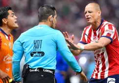 Chicharito se enfrascó con el arbitraje