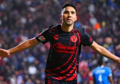 Afición de Cruz Azul lanza moneda a Emanuel Reynoso de Xolos 