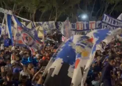 Afición de Cruz Azul realiza serenata al equipo