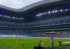 Sacerdote bendice la cancha del ‘Gigante de Acero’