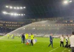 ¿Detuvieron el festejo?  Encargados de Estadio BBVA prendieron los aspersores de campo