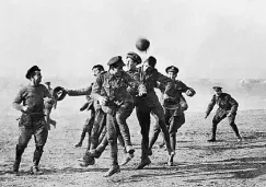 La Tregua de Navidad: cuando el futbol detuvo la Primera Guerra Mundial La Tregua de Navidad: cuando el futbol detuvo la Primera Guerra Mundial