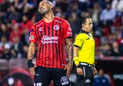 Edwin Cardona se molesta en un duelo de los Xolos