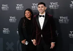 Julio Enciso llegó con su mamá a los Premios The Best