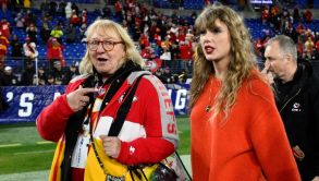 Donna Kelce y Taylor Swift se dieron cálido abrazo tras la victoria de los Chiefs ante Baltimore