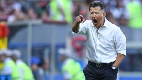 ¡Sin miedo a la polémica! Juan Carlos Osorio provoca afición de Coritiba lanzándoles besos