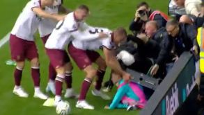 ¡Vaya susto! Jugador de West Ham 'salva' a niño de ser aplastado por valla publicitaria